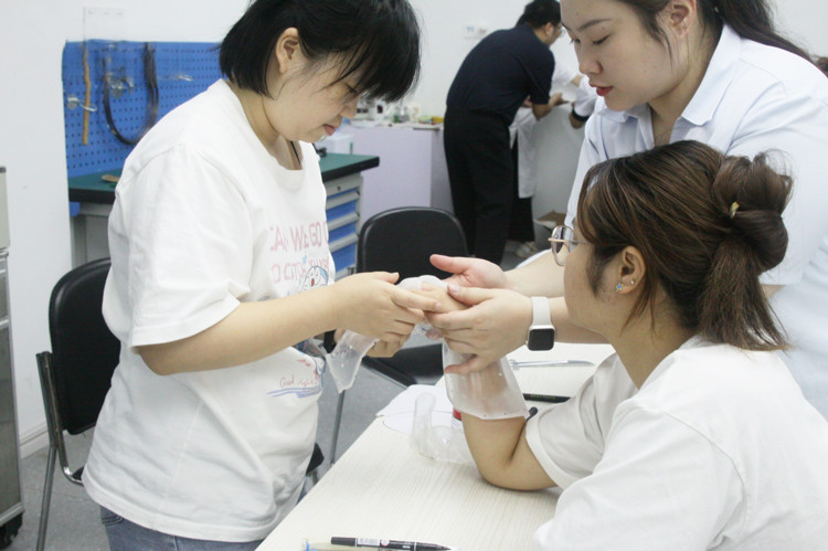 making a splint (1).jpg making a splint (1).jpg